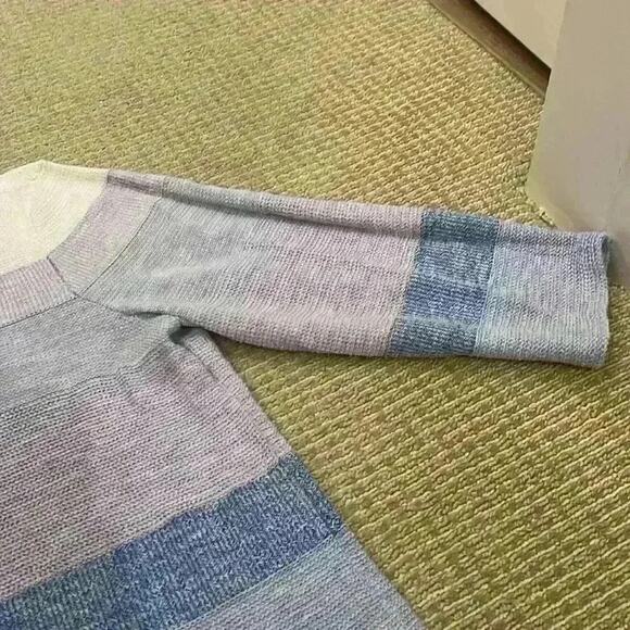 NWOT Chicos classic core women’s size 2 (w12-w14)   feather like fabric top. - Picture 4 of 5